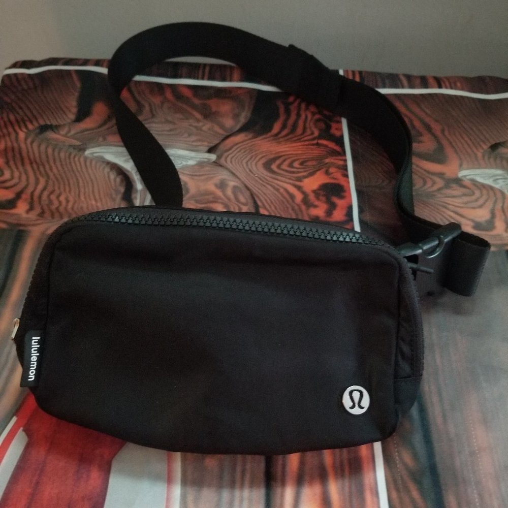 Lululemon Everywhere Belt Bag Waist Fanny pack Color Black Unisex - Picture 3 of 6